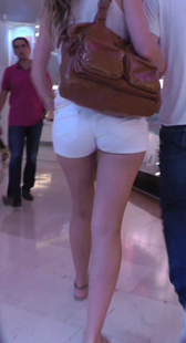 白紧短裤少妇逛商场