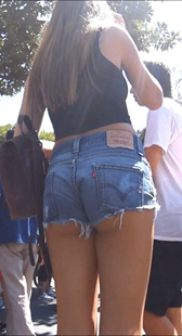 紧身牛仔短裤美女