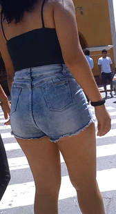 包臀牛仔短裤熟妇