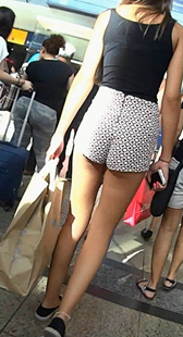 斑点短裤子美腿美女