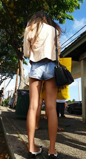 长腿牛仔热裤美女等车