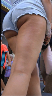 大翘臀牛仔短裤露PP