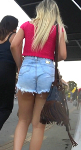 街拍牛仔热裤金发妹子