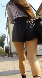 跟拍黑短裤少女视频