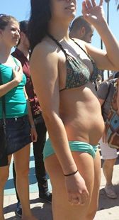 绿色泳装小肚子真是大