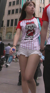 白色热裤大臀学生妹