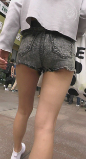 性感牛仔热裤露小P