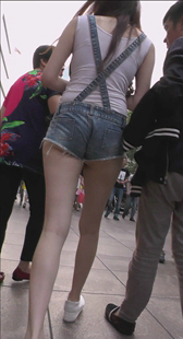 背带牛仔热裤小妹真性感