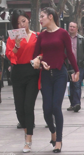 超性感高跟牛仔西裤两美女