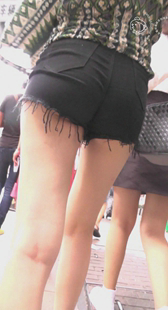 黑色超紧臀成熟少妇