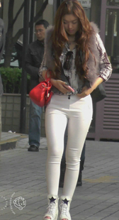 性感白裤紧臀美少妇