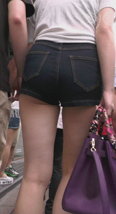 超紧宽大臀牛仔热裤