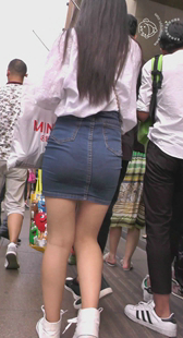 街拍包臀牛仔裙美少女