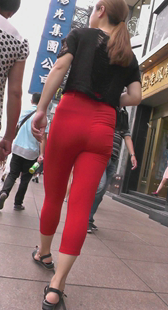 街拍七分红裤宽臀大妈