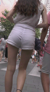 街拍白热裤小妹开发多