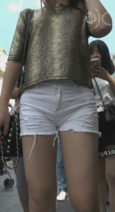 街拍白热裤少女美三角