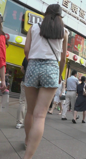 街拍超短斑点热裤小少妇