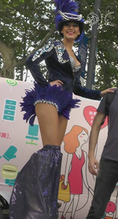 踩高跷的俄罗斯美女