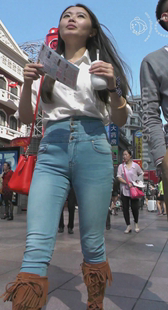 紧身牛仔白色衬衫少妇，有点迷人