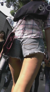 超短牛仔热裤美女,月牙都露出来了