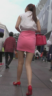 粉红包臀裙美女OL