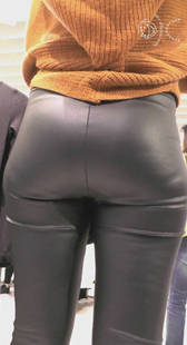 街拍皮裤宽大臀你懂的