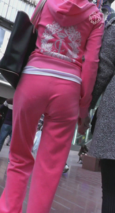 性感呢绒红裤小少妇