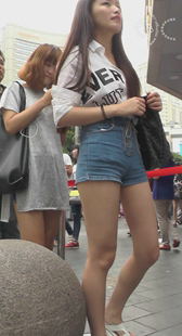 紧臀牛仔热裤美少女