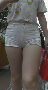 性感包臀白短裤美女