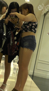 丰腴可爱的紧身热裤MM很招人喜欢