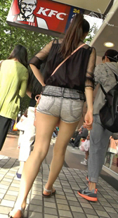 白嫩马尾辫热裤美女