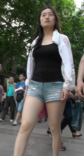 紧身牛仔热裤肉丝女