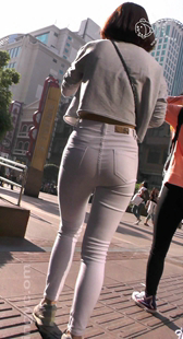 性感包臀紧身白裤美女