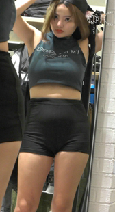 极品金发紧身黑短裤美女商场试衣