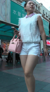 紧身白色热裤丰臀MM