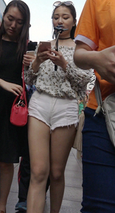 这个白色热裤小少妇你喜欢吗