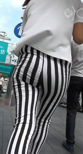 黑白条纹紧身裤熟女