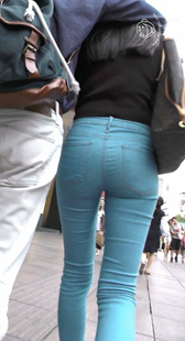 性感浅蓝紧牛美女