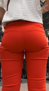 发传单的紧身红裤轻熟女