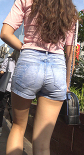 浅蓝热牛粉衣美腿美女