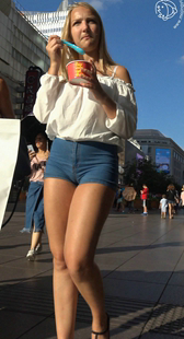 丰满紧牛丰臀金发美女