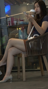 星巴克外美女不安份的高跟鞋