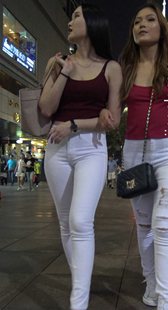 紧身白裤风骚凸点两少妇！第三季