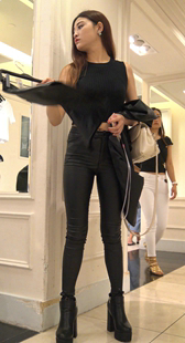 超极品黑色高跟紧身皮裤翘臀大美女第一季