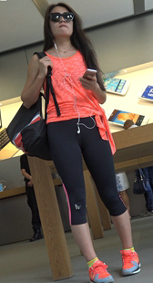 苹果专卖店里等人的运动紧身裤少妇