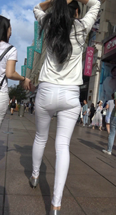 居家紧身白裤少妇