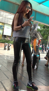 略显装逼的紧身皮裤墨镜美女