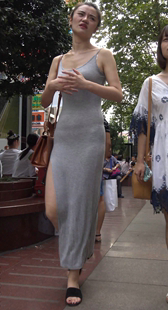 超性感开叉贴身长裙凸显玲珑曼妙身材