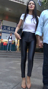 超性感紧身皮裤翘臀黄高跟大美女