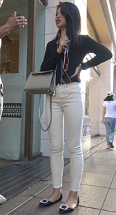 文静舒雅的紧身白裤美女